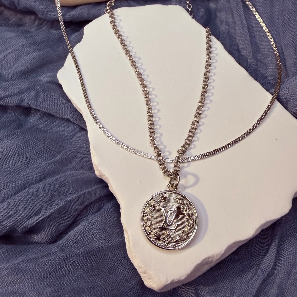 ❌SOLD❌Elegant Silver Pendant Necklace